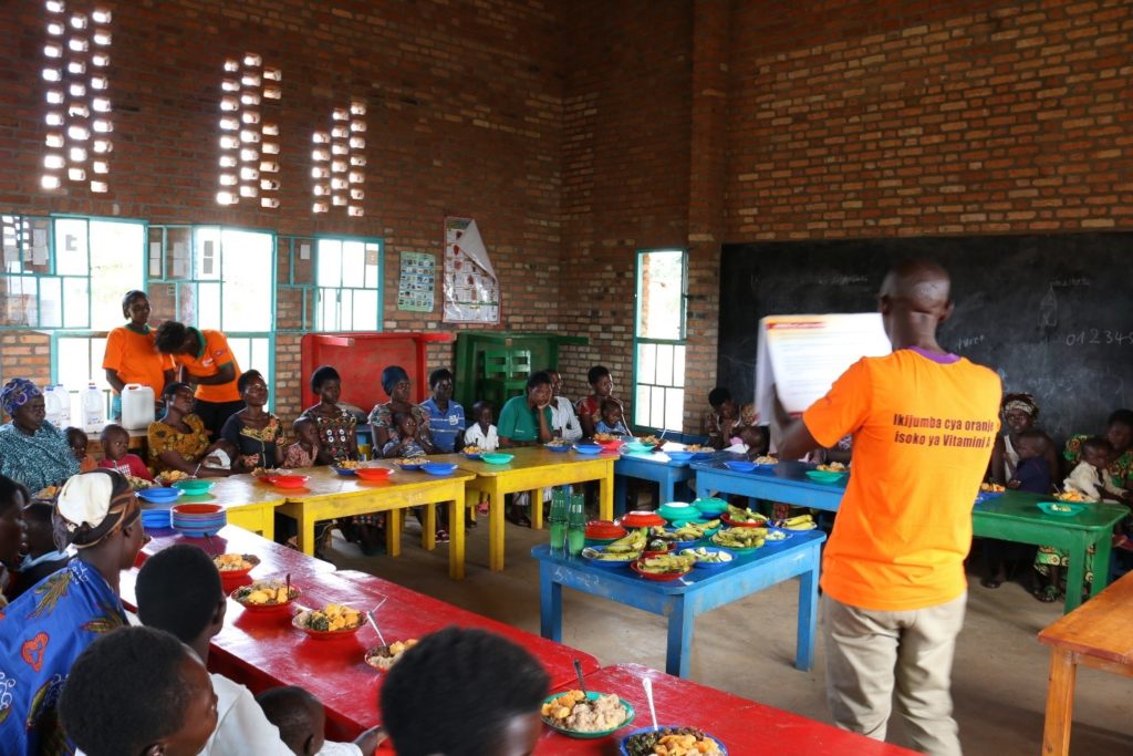 Mothers in a nutrition class learning how to prepare and feed healthy food to their families. Photo: Aime Ndayisenga/CIP