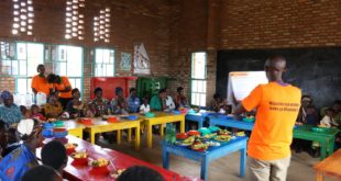 Mothers in a nutrition class learning how to prepare and feed healthy food to their families. Photo: Aime Ndayisenga/CIP